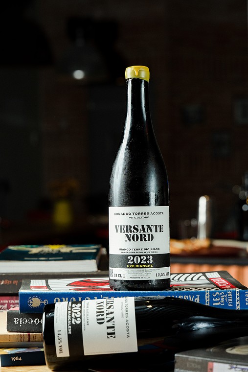 Due bottiglie di vino bianco "versante nord 2023" di Edoardo Torres Acosta